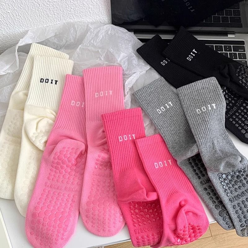 Sports Socks - زوج واحد من جوارب اليوغا الرياضية
